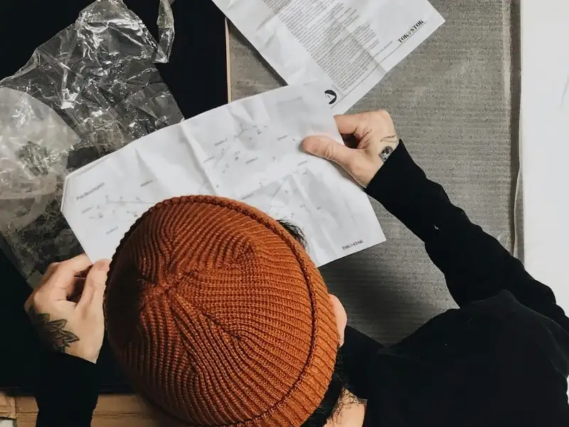 Mann liest eine wibo Bedienungsanleitung